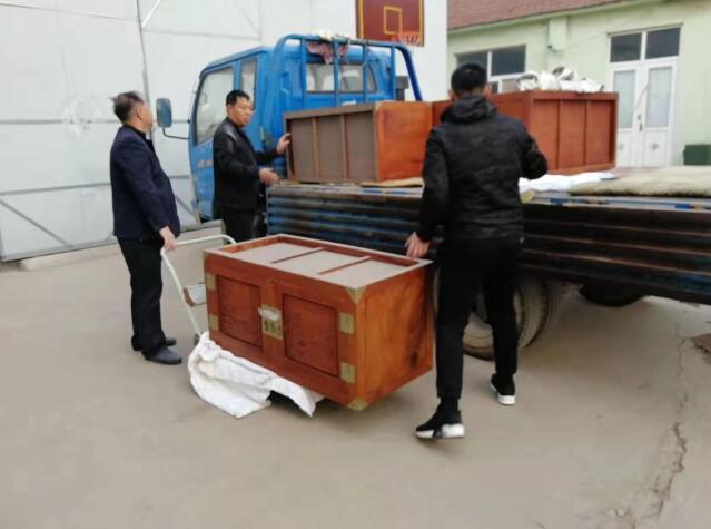 客户一早来青岛展柜公司拉订做的顶箱柜