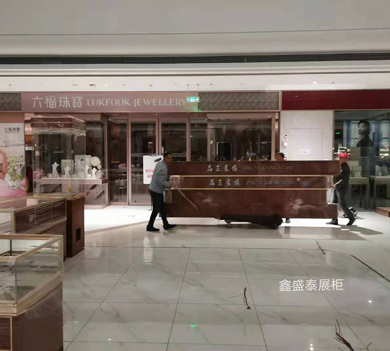 又是一个通宵，万达广场珠宝展柜完成。