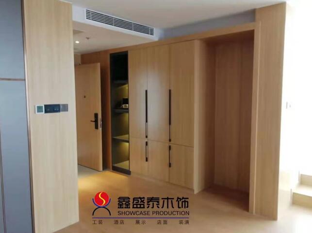 为黄岛亚朵酒店进行青岛展柜设计安装完工
