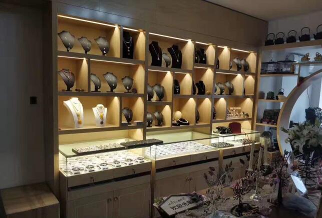 为城阳万达珠宝进行青岛展柜设计完工