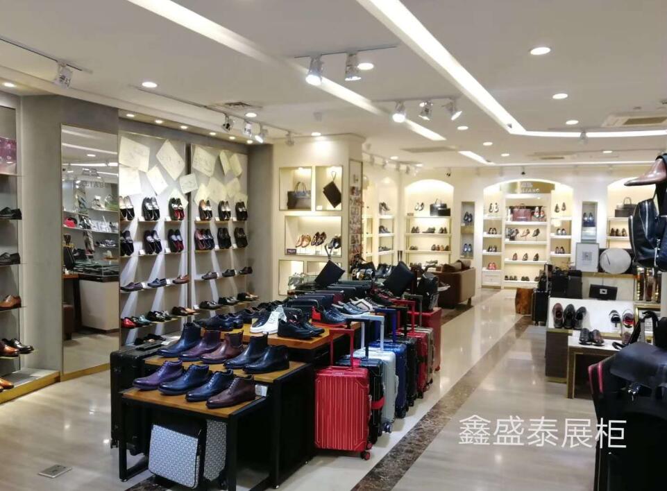 青岛展柜公司为皮鞋售卖店进行展柜安装