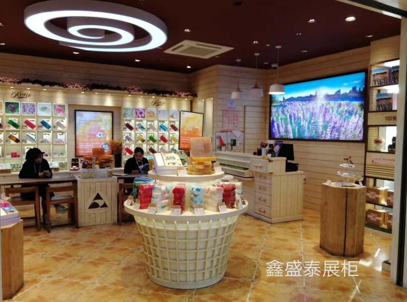 青岛展柜为美工皂进行展柜设计安装施工完成