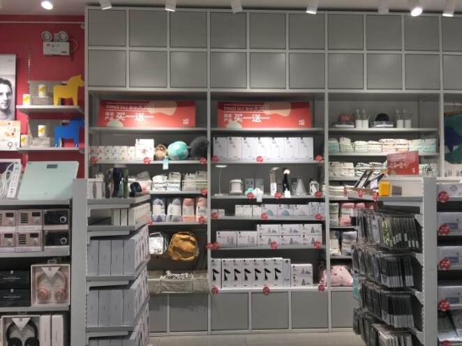 青岛展柜饰品展柜在前期的制作中需要注意哪些问题?