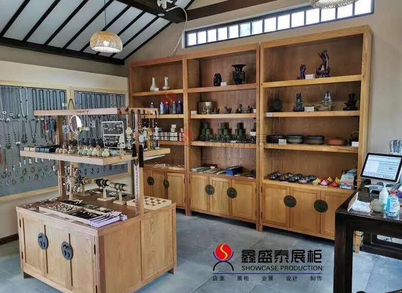 古玩店青岛展柜制作完工投入使用中